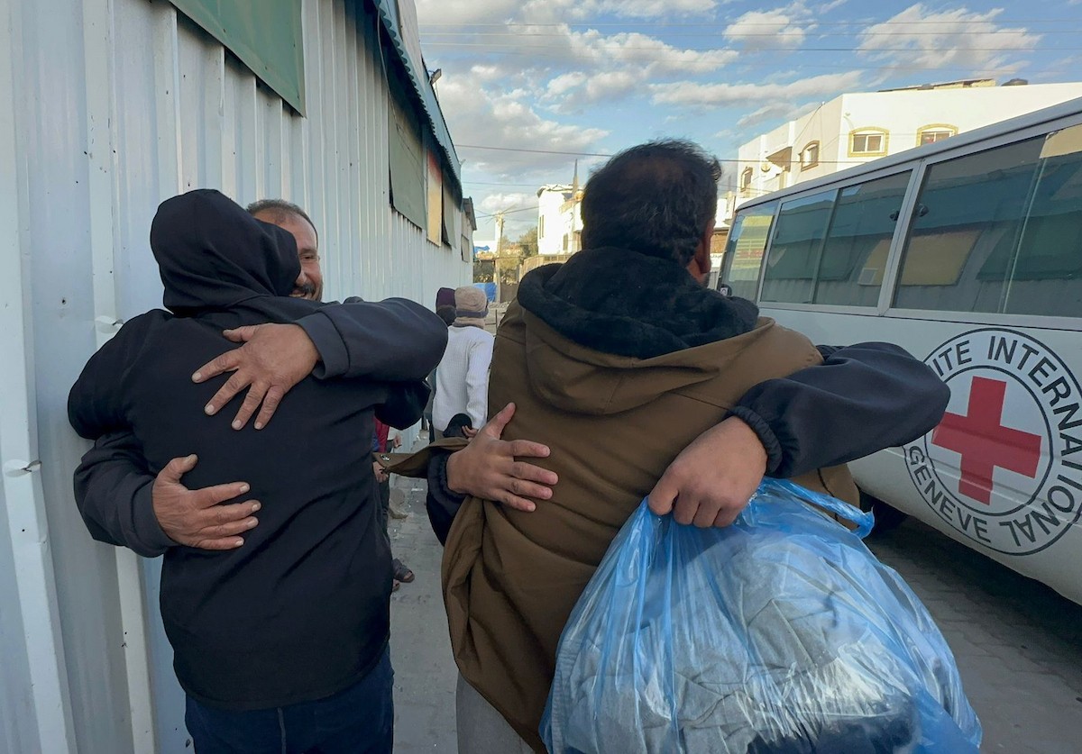 نُقل ثمانية أسرى فلسطينيين أفرجت عنهم القوات الإسرائيلية إلى مستشفى شهداء الأقصى عبر اللجنة الدولية للصليب الأحمر في دير البلح، غزة، في 19 يناير/كانون الثاني 2026. (صورة: أحمد إبراهيم)