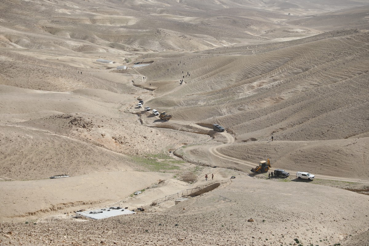 جرافات عسكرية إسرائيلية تهدم ستة منازل تعود لسكان بدو فلسطينيين جنوب الخليل، ضمن حملة أوسع تستهدف المجتمعات البدوية في المنطقة، 26 يناير/كانون الثاني 2026. صورة: مأمون وزواز