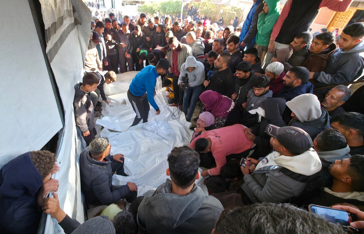 ينعى الفلسطينيون أرواح ذويهم بعد أن استهدفت القوات الإسرائيلية خيمةً تؤوي نازحين مدنيين بطائرة مسيرة في خان يونس جنوب قطاع غزة في 31 يناير/كانون الثاني 2026. (صورة: طارق محمد)