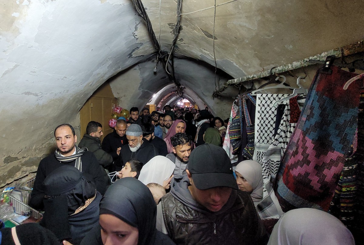 تجمّع فلسطينيون في الحرم الإبراهيمي بالخليل، الضفة الغربية، لإحياء ذكرى الإسراء والمعراج، رغم القيود الإسرائيلية وحظر الصلاة داخل المسجد، في 17 يناير/كانون الثاني 2026. (صورة: مأمون وزواز)