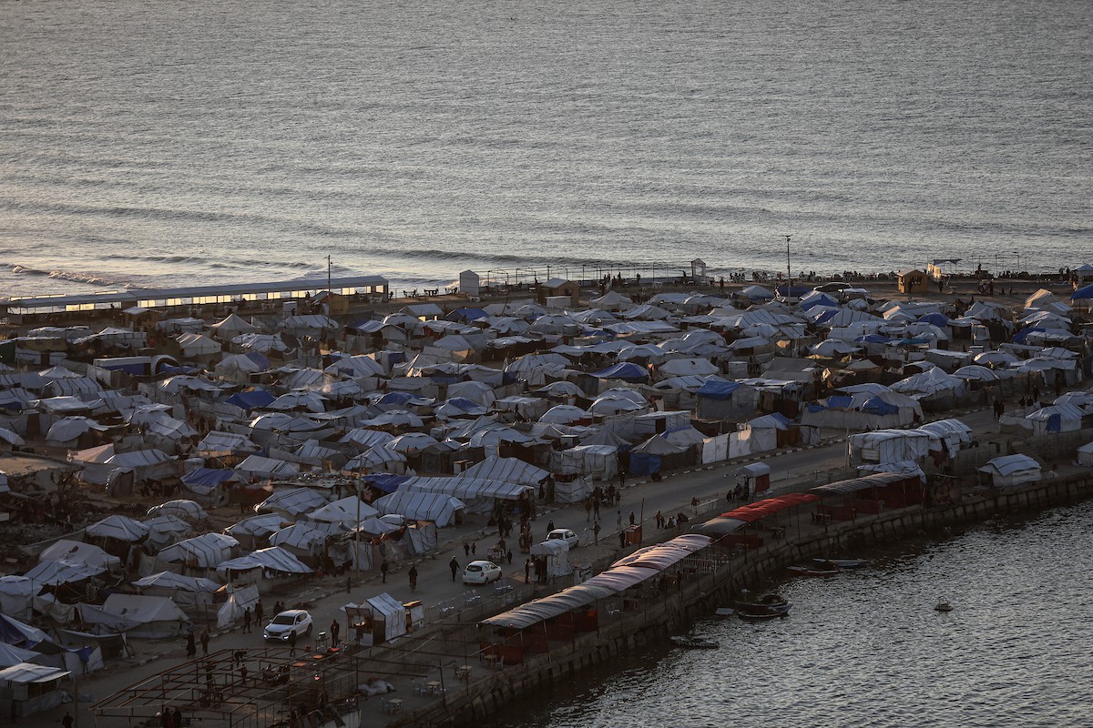 مشاهد عامة لخيام النازحين على شاطئ مدينة غزة. يعاني النازحون معاناة مضاعفة من ويلات النزاع وقسوة الأحوال الجوية، إذ لا توفر الخيام أي حماية من برد الشتاء القارس والأمطار الغزيرة، 3 يناير/كانون الثاني 2026. تصوير: عمر أشتوي