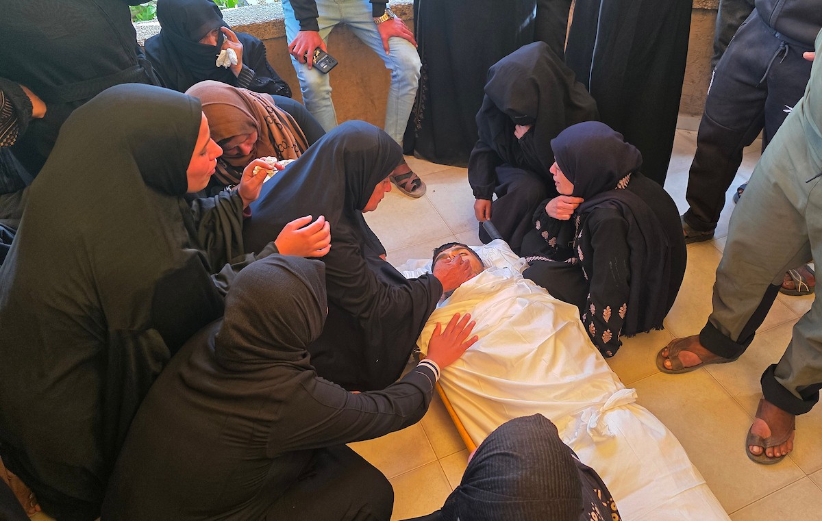 فلسطينيون يودعون جثمان الشاب محمد أسامة عمران، البالغ من العمر 19 عامًا، في مجمع ناصر الطبي بخان يونس، بعد أن استشهد برصاص القوات الإسرائيلية في وسط خان يونس، جنوب قطاع غزة. 29 يناير/كانون الثاني 2026. تصوير: طارق محمد (APA Images)