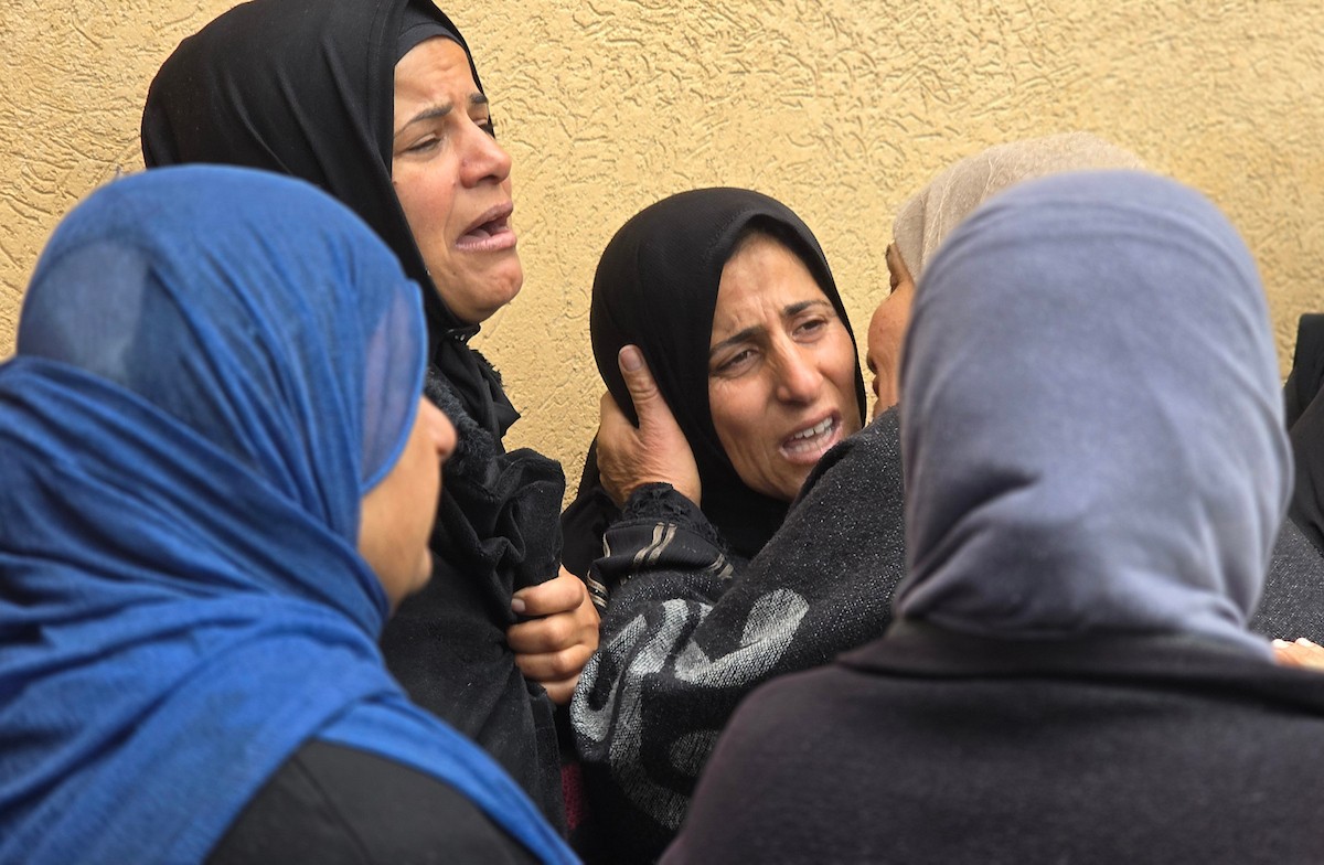 ودّع الفلسطينيون الطفل جثمان حسين أبو سبلة، البالغ من العمر 17 عامًا، في مستشفى ناصر بمدينة خان يونس جنوب قطاع غزة. وقد استشهد أبو سبلة بنيران الجيش الإسرائيلي قرب منطقة التحلية، شرق خان يونس. 19 يناير/كانون الثاني 2026. صورة: (طارق محمد)