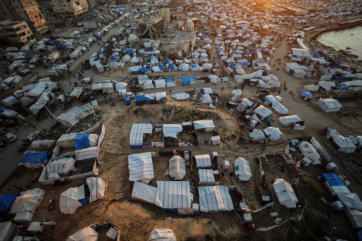 مشاهد عامة لخيام النازحين على شاطئ مدينة غزة. يعاني النازحون معاناة مضاعفة من ويلات النزاع وقسوة الأحوال الجوية، إذ لا توفر الخيام أي حماية من برد الشتاء القارس والأمطار الغزيرة، 3 يناير/كانون الثاني 2026. تصوير: عمر أشتوي