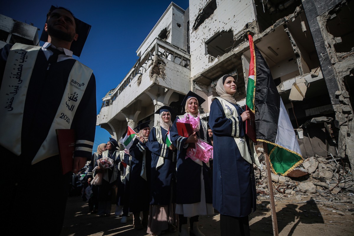 حفل تخرج لـ ٢٣٠ طالبًا وطالبةً في كلية الطب بمجمع الشفاء الطبي (مستشفى الشفاء)، الذي تضرر بشدة جراء الهجمات العسكرية الإسرائيلية على مدينة غزة في ٣ يناير/كانون الثاني ٢٠٢٦. صورة: عمر أشتوي