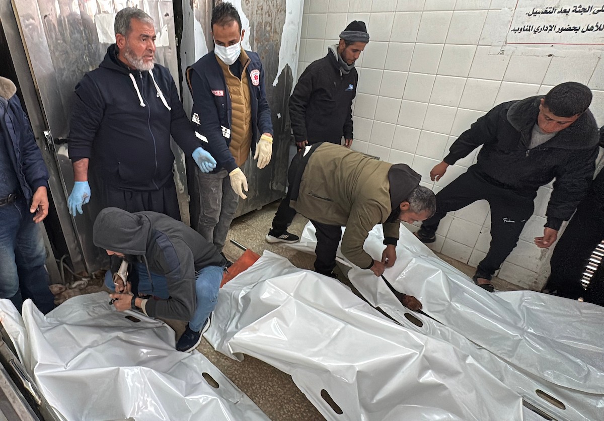 وصلت ثلاث جثث إلى مستشفى شهداء الأقصى في دير البلح، من بينها جثة صحفي، نتيجة هجومين إسرائيليين منفصلين، أحدهما شرق مخيم البريج والآخر في مدينة الزهراء وسط قطاع غزة. 21 يناير/كانون الثاني 2026. صورة: أحمد إبراهيم