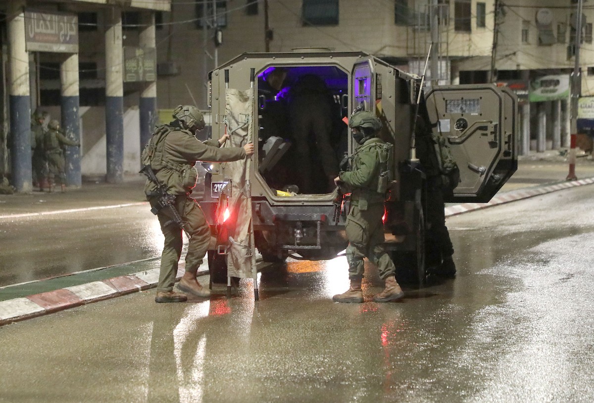 اقتحمت آليات عسكرية إسرائيلية المنطقة الشرقية من مدينة نابلس فجر اليوم، 29 يناير/كانون الثاني 2026، لتأمين دخول المستوطنين الإسرائيليين إلى قبر يوسف في مدينة نابلس بالضفة الغربية. (صورة: محمد ناصر/apaimages)