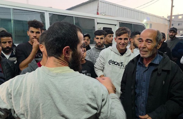 7 يناير/كانون الثاني 2026، نُقل أسرى فلسطينيون أفرج عنهم الجيش الإسرائيلي بواسطة مركبات تابعة للصليب الأحمر إلى مستشفى شهداء الأقصى لإجراء فحوصات طبية في دير البلح، وسط قطاع غزة. (صورة: أحمد إبراهيم)