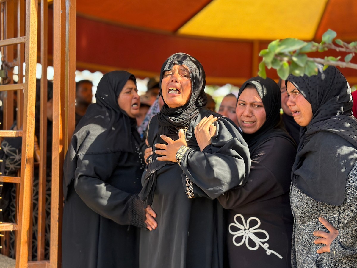 فلسطينيون يودعون جثمان أحمد بربخ، 32 عاماً، في مجمع ناصر الطبي بخان يونس، بعد أن استشهد برصاص القوات الإسرائيلية في وسط خان يونس، جنوب قطاع غزة. 29 يناير/كانون الثاني 2026. تصوير: محمد سلامة / (APA Images)