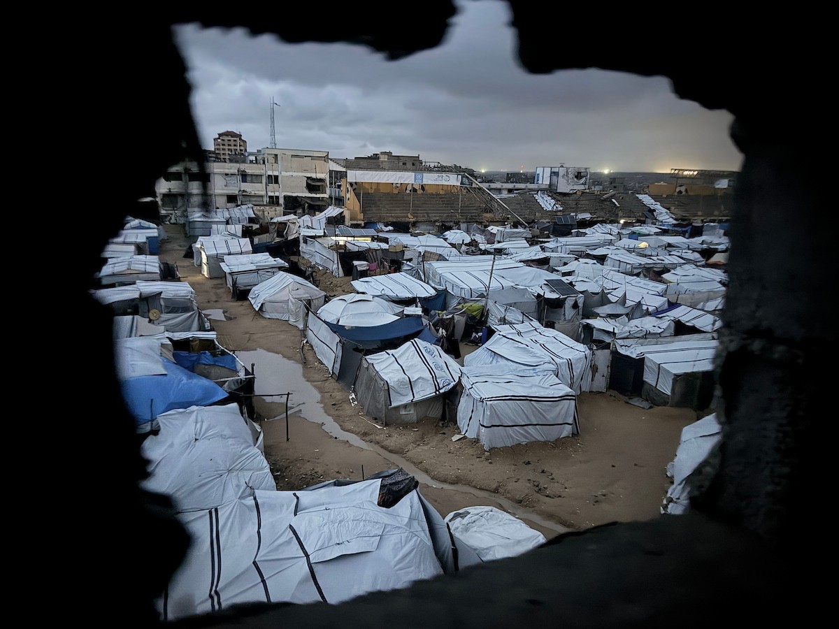 يُكافح الفلسطينيون النازحون، الذين يعيشون في خيام مؤقتة، من أجل البقاء في ظل ظروف قاسية ومعاناة متفاقمة، حيث اقتلعت الأمطار الغزيرة والعواصف العديد من خيامهم وأغرقتها في مدينة خان يونس جنوب قطاع غزة. 9 يناير/كانون الثاني 2026. صورة: محمد سلامة