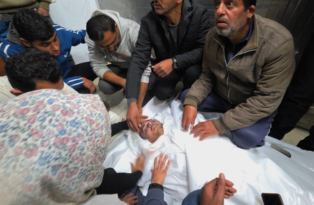 وصل جثمان منار سعيد المدهون، 41 عامًا، إلى مجمع ناصر الطبي بعد إصابته برصاص الجيش الإسرائيلي في منطقة الإقليمي، جنوب خان يونس في جنوب قطاع غزة. 25 يناير/كانون الثاني 2026. صورة: طارق محمد