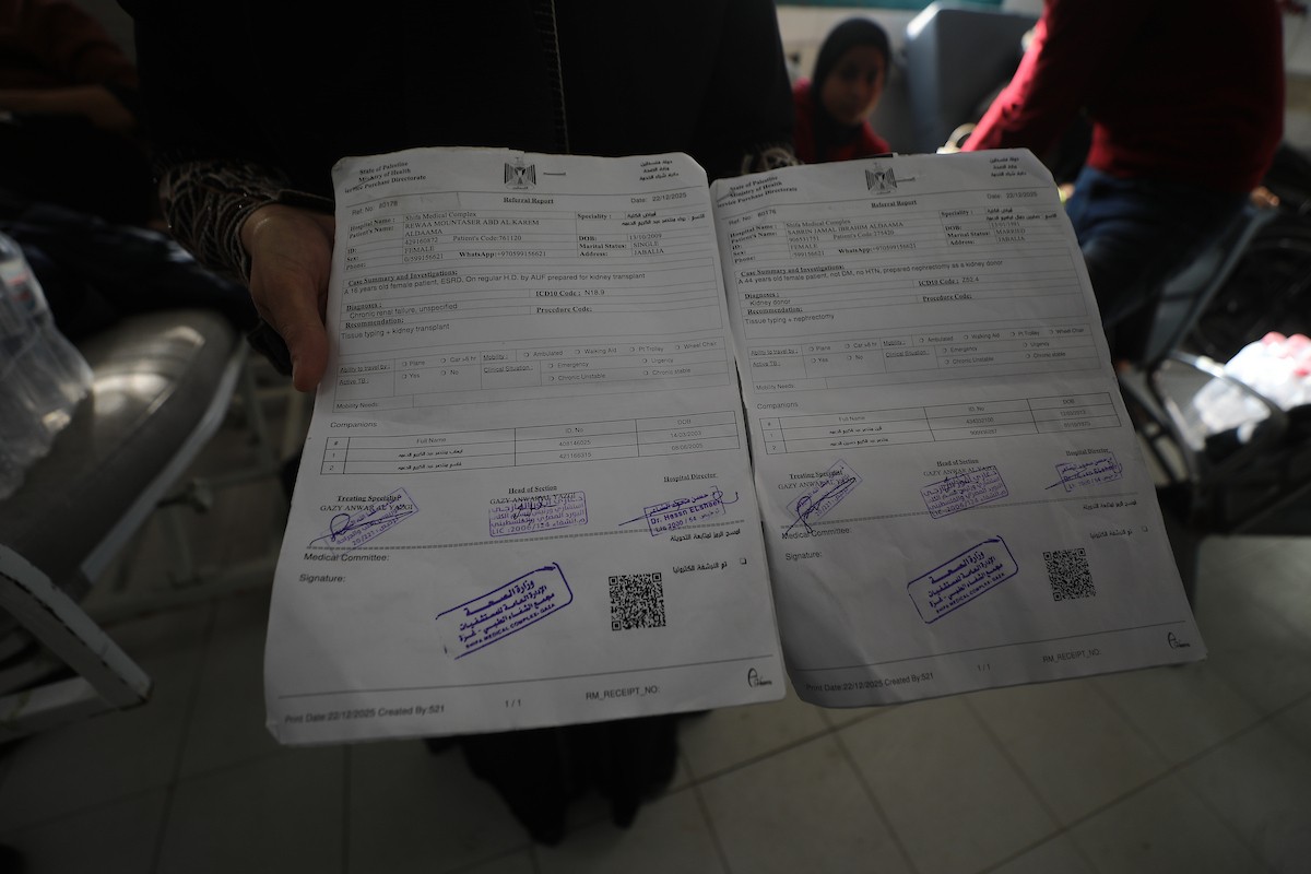 الفلسطينية صابرين الدعمة تنتظر فتح معبر رفح لتتبرع بكليتها لابنتها المريضة آلاء الدمعة، في ظل انهيار القطاع الصحي ونقص الأجهزة والعلاج بسبب الحرب. مستشفى الشفاء بمدينة غزة، 29 يناير/كانون الثاني 2026. صورة: عمر أشتوي