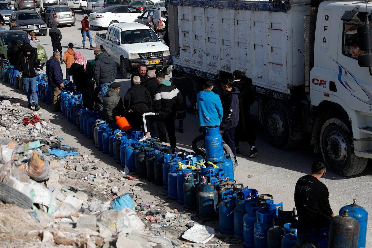 اصطفّ المواطنون في طوابير طويلة أمام محطات تعبئة الغاز في الخليل، وسط مخاوف من تفاقم أزمة نقص الغاز في الضفة الغربية،، 25 يناير/كانون الثاني 2026. صورة: مأمون وزواز