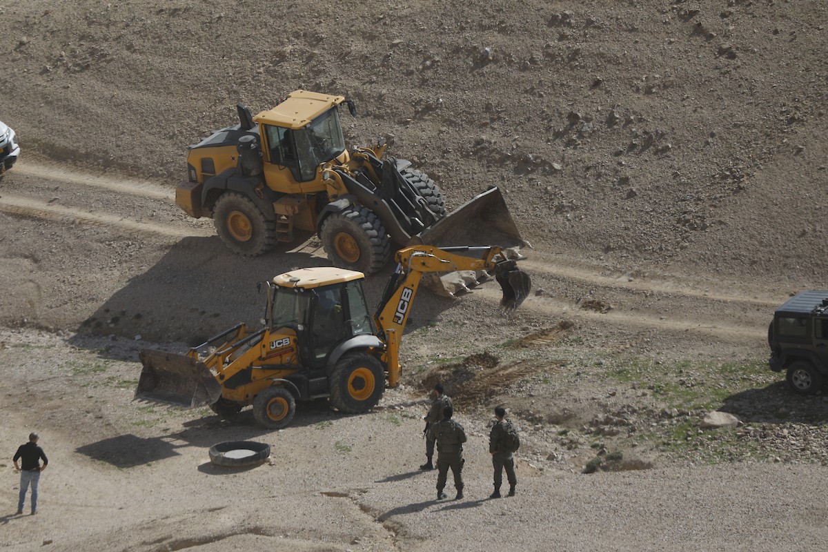 جرافات عسكرية إسرائيلية تهدم ستة منازل تعود لسكان بدو فلسطينيين جنوب الخليل، ضمن حملة أوسع تستهدف المجتمعات البدوية في المنطقة، 26 يناير/كانون الثاني 2026. صورة: مأمون وزواز