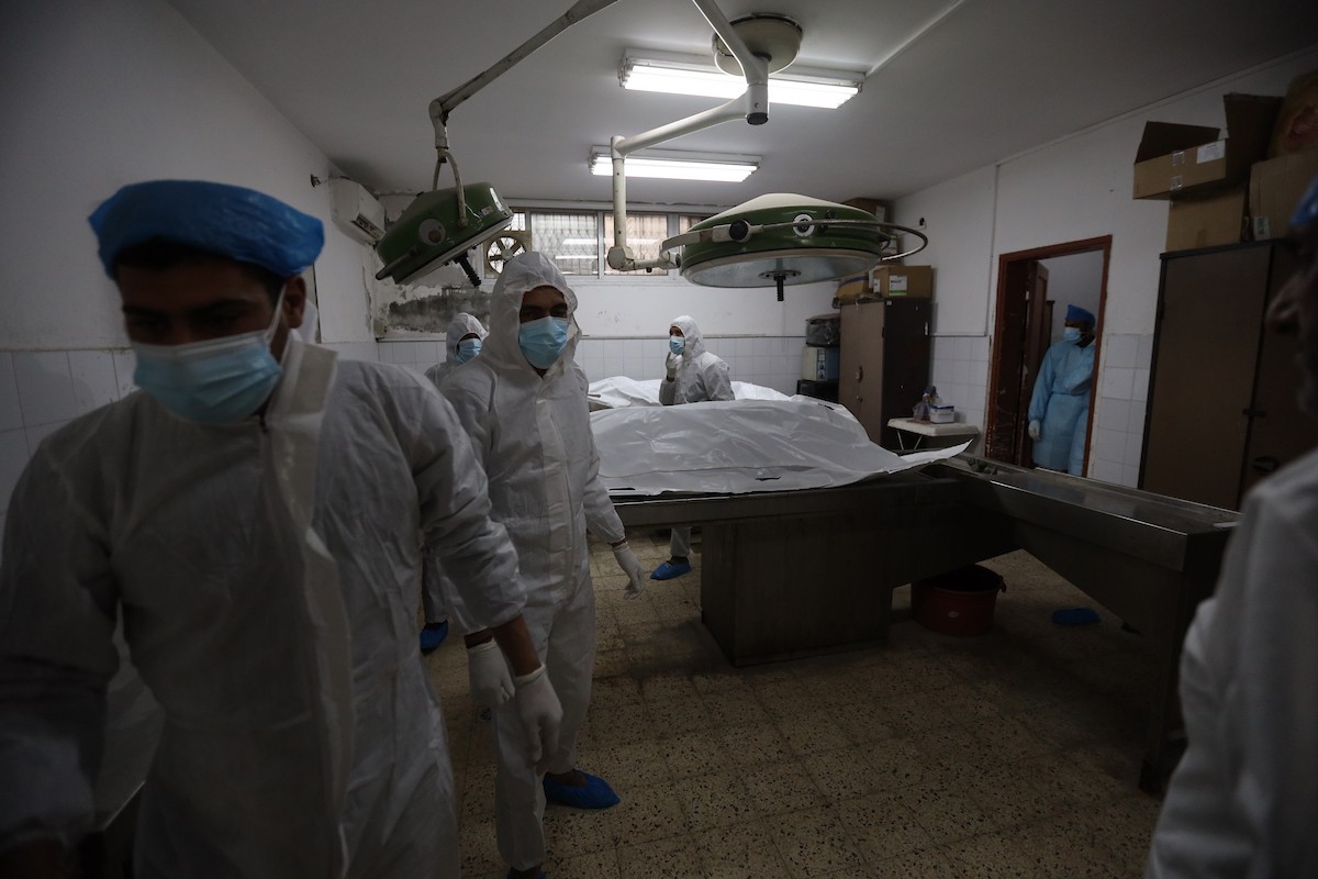 تُجري إدارة الطب الشرعي والأدلة الجنائية بوزارة العدل فحوصاتٍ لخمس عشرة جثة فلسطينية بمستشفى الشفاء في مدينة غزة، لمحاولة التعرف عليها، 30 يناير/كانون الثاني 2026. صورة: عمر أشتوي