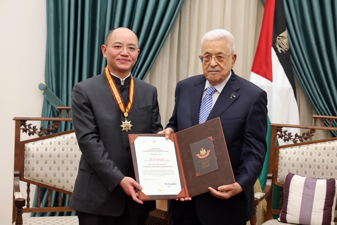 منح رئيس دولة فلسطين محمود عباس، رئيس مكتب جمهورية الصين الشعبية تسنغ جيشين،  نجمة الصداقة من وسام الرئيس محمود عباس.jpg