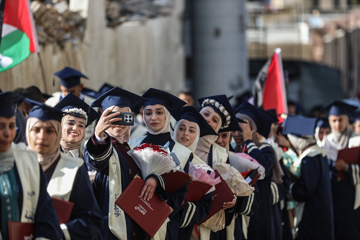 حفل تخرج لـ ٢٣٠ طالبًا وطالبةً في كلية الطب بمجمع الشفاء الطبي (مستشفى الشفاء)، الذي تضرر بشدة جراء الهجمات العسكرية الإسرائيلية على مدينة غزة في ٣ يناير/كانون الثاني ٢٠٢٦. صورة: عمر أشتوي