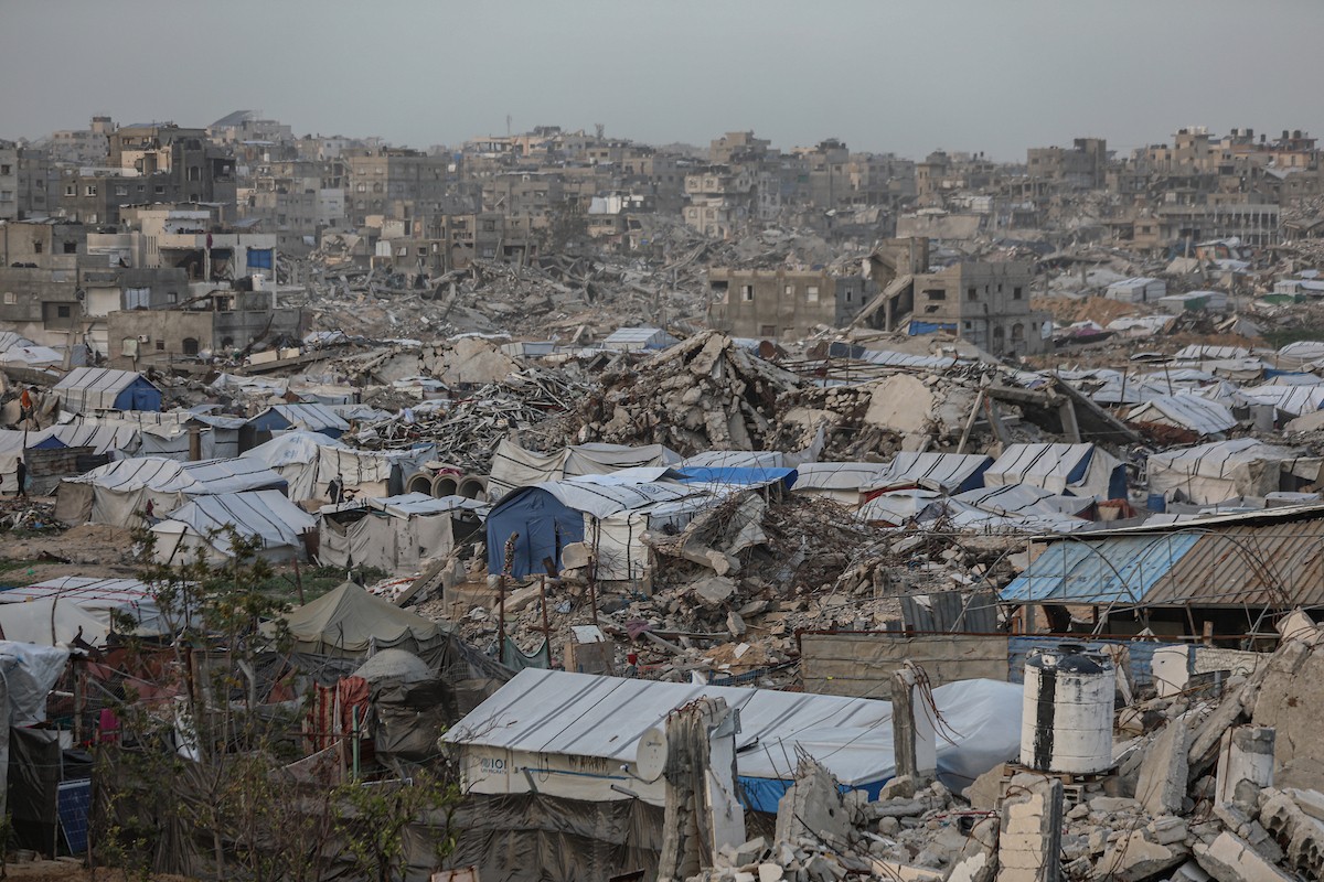 يُكافح الفلسطينيون النازحون لمواصلة حياتهم اليومية وسط الأنقاض التي خلّفتها الهجمات الإسرائيلية في جباليا، شمال قطاع غزة، في 12 يناير/كانون الثاني 2026. صورة: عمر أشتوي