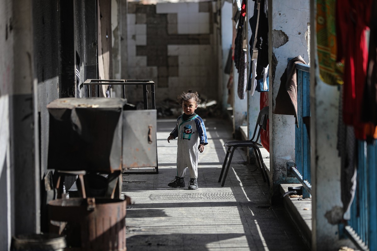 عائلات فلسطينية نزحت جراء الهجمات الإسرائيلية منذ 7 أكتوبر/تشرين الأول 2023، تأوي إلى مدرسة تابعة لوكالة الأونروا في حي تل الهوى بمدينة غزة. 26 يناير/كانون الثاني 2026، بعدسة عمر أشتوي