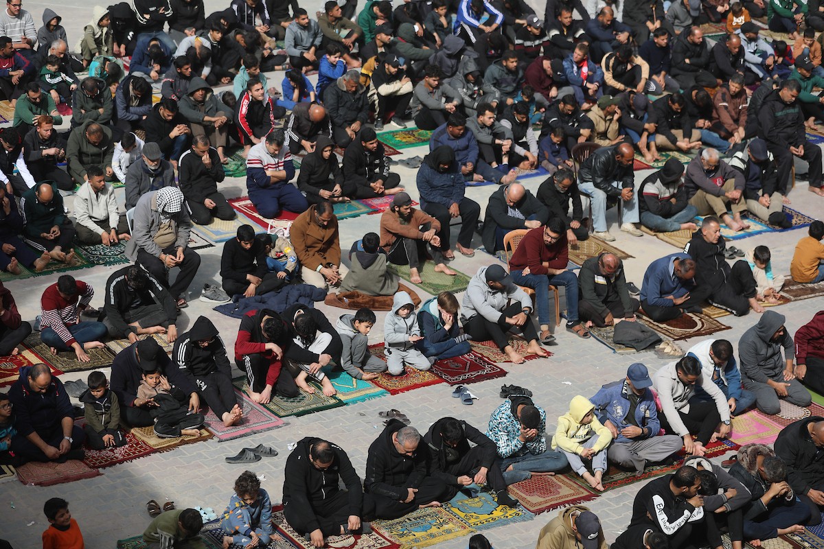 يؤدي الفلسطينيون صلاة الجمعة داخل مدرسة تابعة لوكالة الأونروا، حُوِّلت إلى ملجأ بعد نزوح عائلات منها جراء الهجمات الإسرائيلية منذ 7 أكتوبر/تشرين الأول 2023، في مدينة غزة. 30 يناير/كانون الثاني 2026. صورة: عمر أشتوي