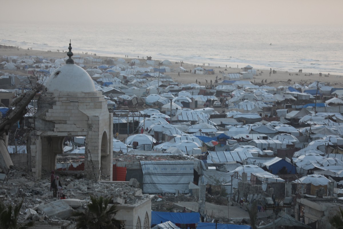 لقطاتٌ عامةٌ لخيامَ النازحين مُكدّسةً في ميناء مدينة غزة المُدمّر، ما يعكس ظروفًا معيشيةً مُزرية. ولا تزال الحياة اليومية صعبةً للغاية بالنسبة لغالبية السكان، 23 يناير/كانون الثاني 2026. صورة: عمر أشتوي