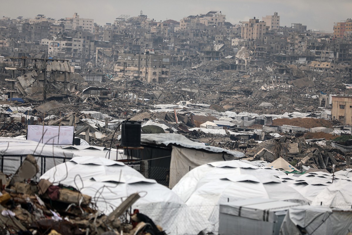 يواصل الفلسطينيون النازحون، الذين لجأوا إلى خيام مؤقتة ومدارس أو منازل متضررة بشدة، حياتهم وسط الأزمة الإنسانية المستمرة الناجمة عن الحصار الإسرائيلي في مخيم جباليا، شمال قطاع غزة، في 18 يناير/كانون الثاني 2026. صورة: عمر أشتوي