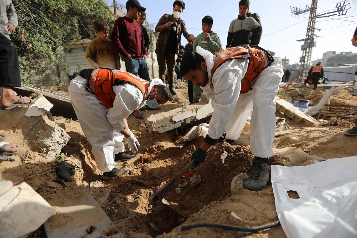 استخراج رفات 50 شهيدا دفنت خلال حرب الإبادة على قطاع غزة، من مقبرة مؤقتة في ساحات مسجد صلاح الدين بحي الزيتون، لنقلها إلى مقبرة دائمة في مدينة غزة، 25 يناير/كانون الثاني 2026. صورة: عمر أشتوي