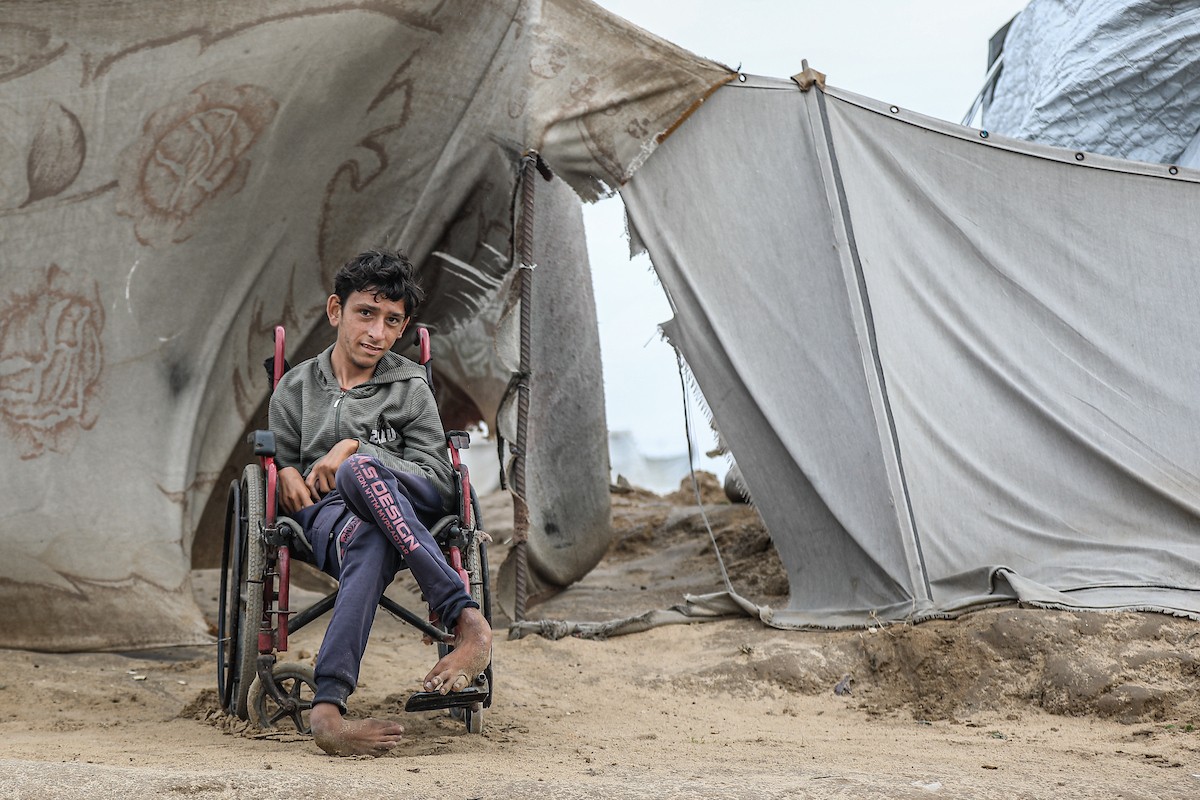 تواصل العائلات الفلسطينية النازحة المقيمة في مخيم الزوايدة وسط قطاع غزة حياتها اليومية في ظل ظروف قاسية داخل خيام متهالكة لا توفر أي حماية أو دفء من برد الشتاء القارس، 18 يناير/كانون الثاني 2026. صورة: رمزي أبو عامر