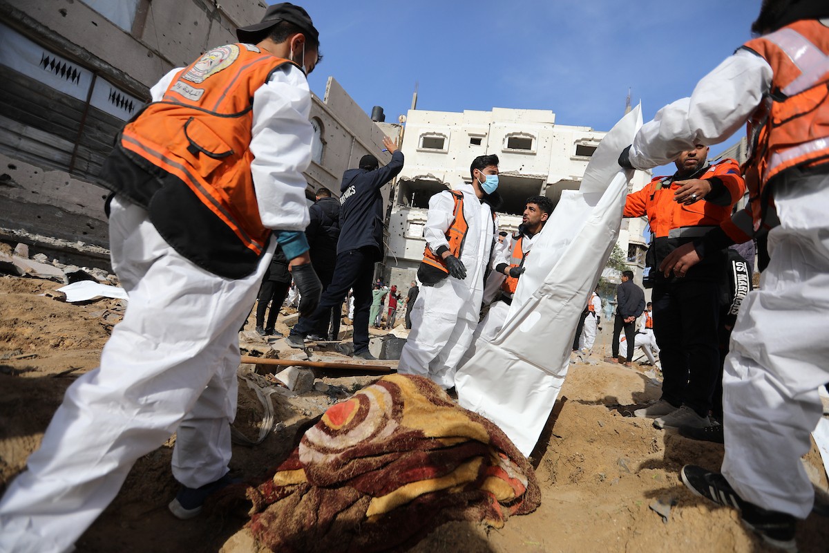 استخراج رفات 50 شهيدا دفنت خلال حرب الإبادة على قطاع غزة، من مقبرة مؤقتة في ساحات مسجد صلاح الدين بحي الزيتون، لنقلها إلى مقبرة دائمة في مدينة غزة، 25 يناير/كانون الثاني 2026. صورة: عمر أشتوي