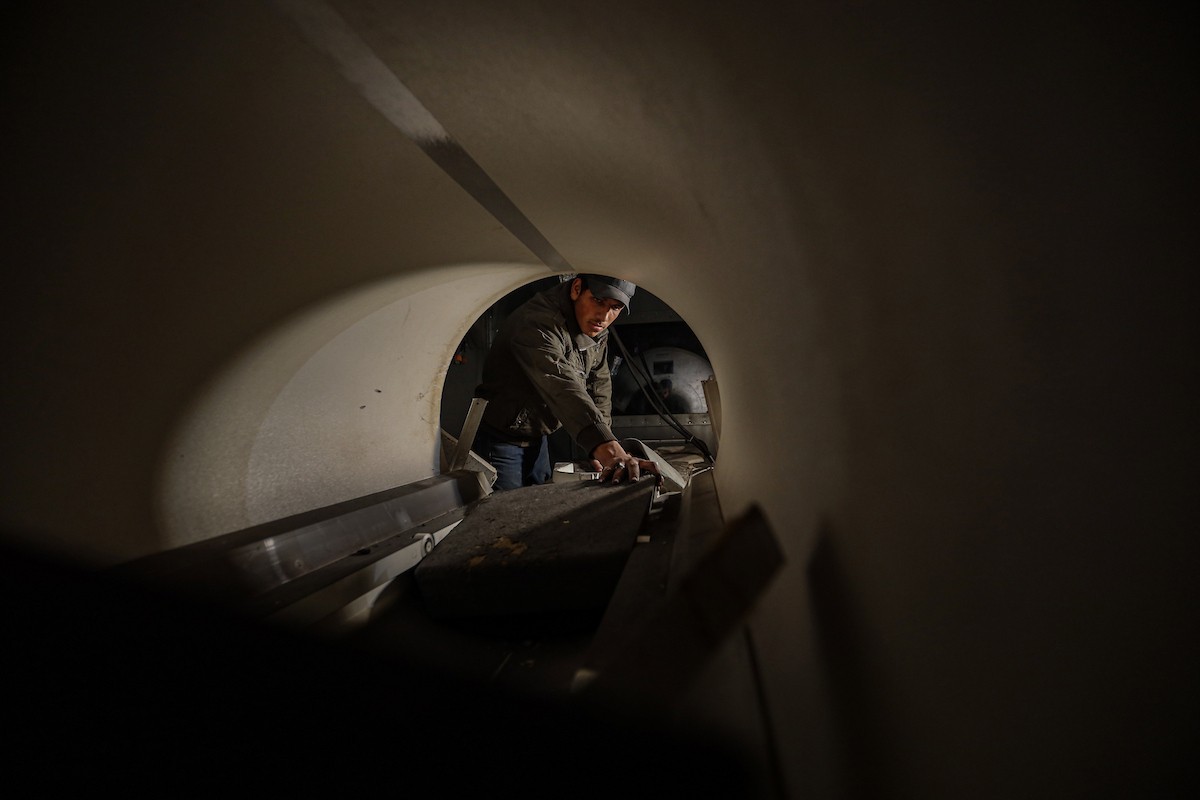 مستشفى الشفاء في غزة يفتقر إلى المعدات الطبية وتحديدًا جهاز التصوير بالرنين المغناطيسي، بعد أن دمّر الجيش الإسرائيلي معظم المعدات خلال الحرب، 31 ديسمبر/كانون الأول 2025. صورة: عمر أشتوي