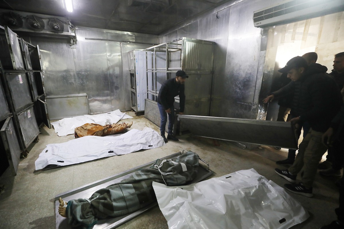 تُنقل جثث الضحايا إلى مستشفى الشفاء بعد هجوم إسرائيلي على مركز شرطة الشيخ رضوان، رغم وقف إطلاق النار في مدينة غزة، بتاريخ 31 يناير/كانون الثاني 2026. وألحق الهجوم على حي الشيخ رضوان غرب مدينة غزة أضرارًا جسيمة بالمباني والمركبات المجاورة. (صورة: عمر أشتوي)