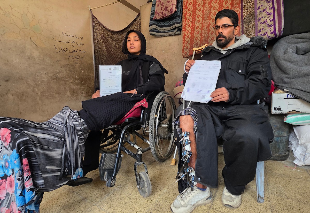 ريماس أبو لحية ووالدها مصابان بساقيهما برصاص الجيش الإسرائيلي، وينتظران السفر لاستكمال العلاج خارج قطاع غزة، خان يونس، 25 يناير/كانون الثاني 2026. تصوير: طارق محمد/ (APA Images)