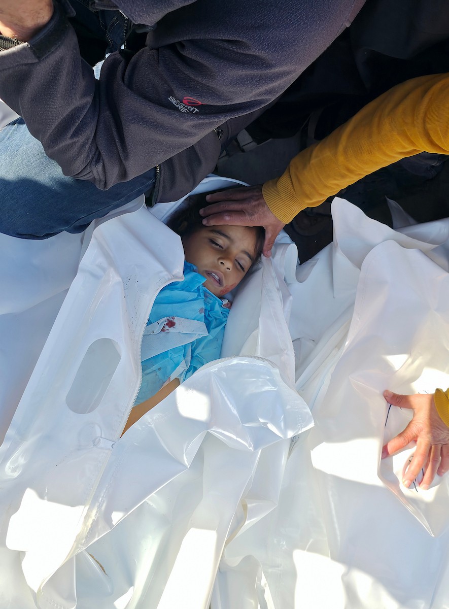 ينعى الفلسطينيون أرواح ذويهم بعد أن استهدفت القوات الإسرائيلية خيمةً تؤوي نازحين مدنيين بطائرة مسيرة في خان يونس جنوب قطاع غزة في 31 يناير/كانون الثاني 2026. (صورة: طارق محمد)