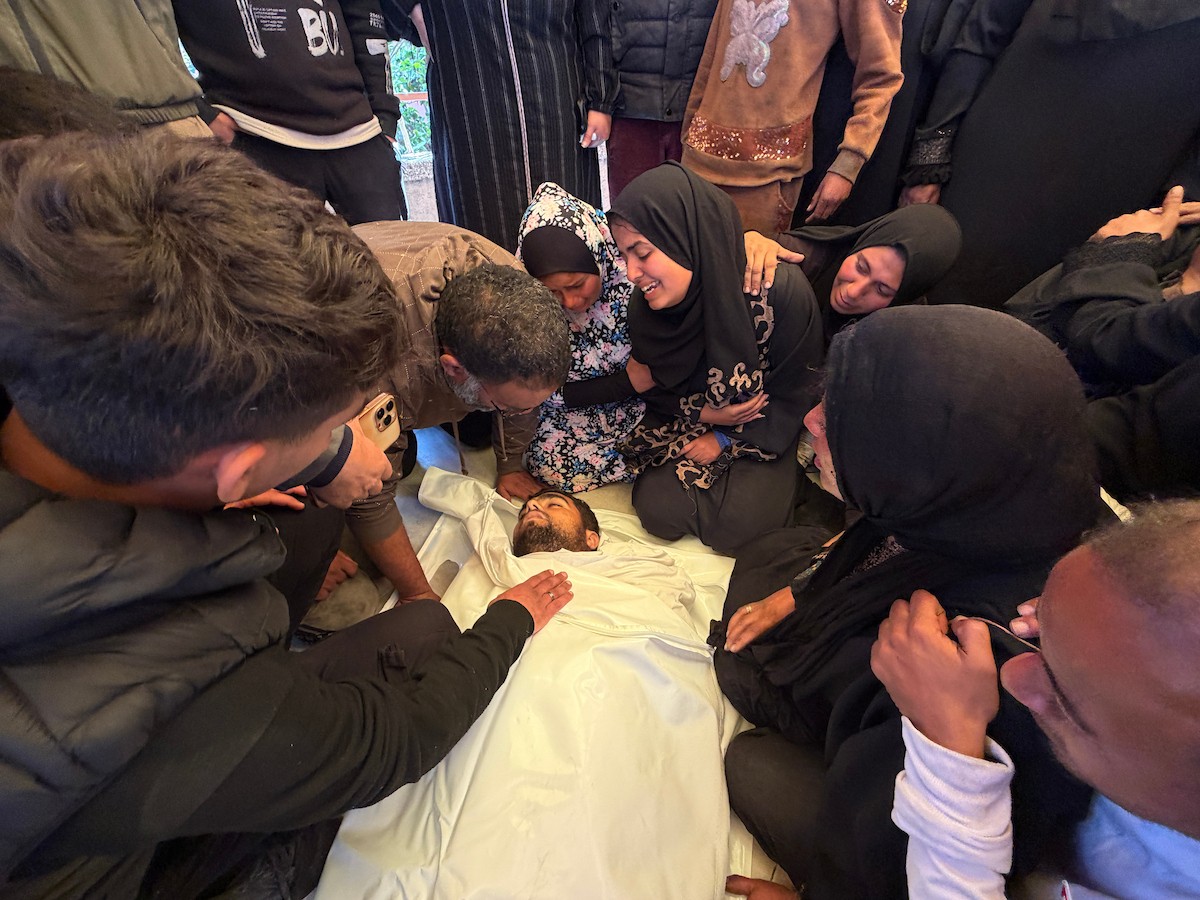 فلسطينيون يودعون جثمان أحمد بربخ، 32 عاماً، في مجمع ناصر الطبي بخان يونس، بعد أن استشهد برصاص القوات الإسرائيلية في وسط خان يونس، جنوب قطاع غزة. 29 يناير/كانون الثاني 2026. تصوير: محمد سلامة / (APA Images)