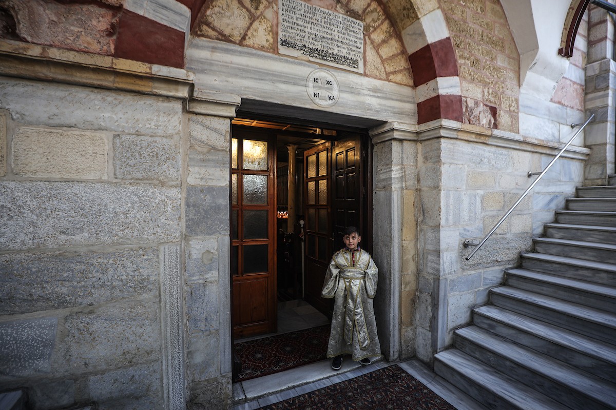 حضر مسيحيون أرثوذكس يحتفلون بعيد الميلاد وفقًا للتقويم الشرقي قداسًا في كنيسة القديس بورفيريوس اليونانية الأرثوذكسية في غزة في 7 يناير/كانون ثاني 2026. صورة من عمر أشتوي