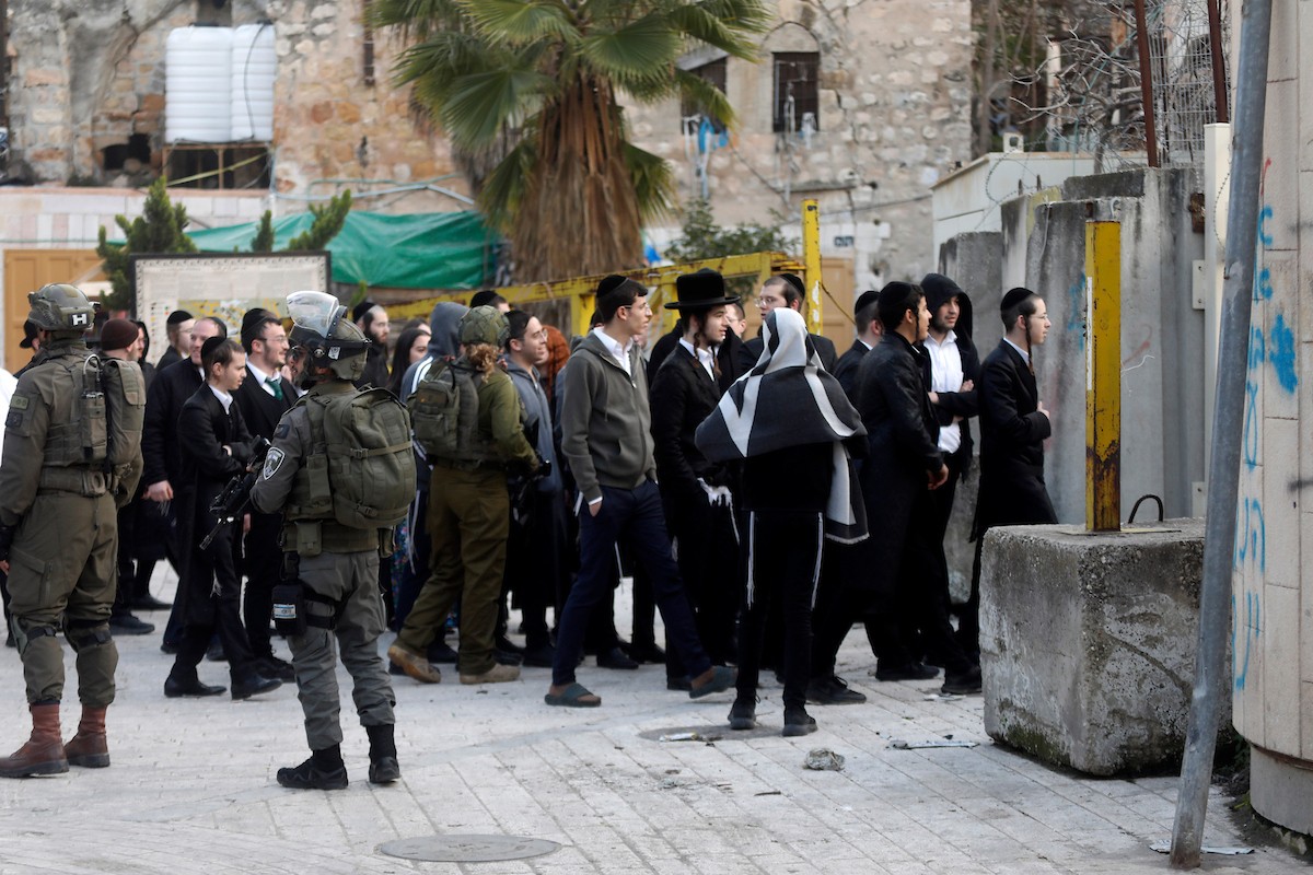 جنود إسرائيليون يتخذون إجراءات أمنية مشددة بإغلاق مداخل ومخارج منطقة البلدة القديمة في الخليل، الضفة الغربية، في 24 يناير/كانون الثاني 2026، خلال اقتحام  مستوطنون يهود البلدة(صورة: مأمون وزواز)