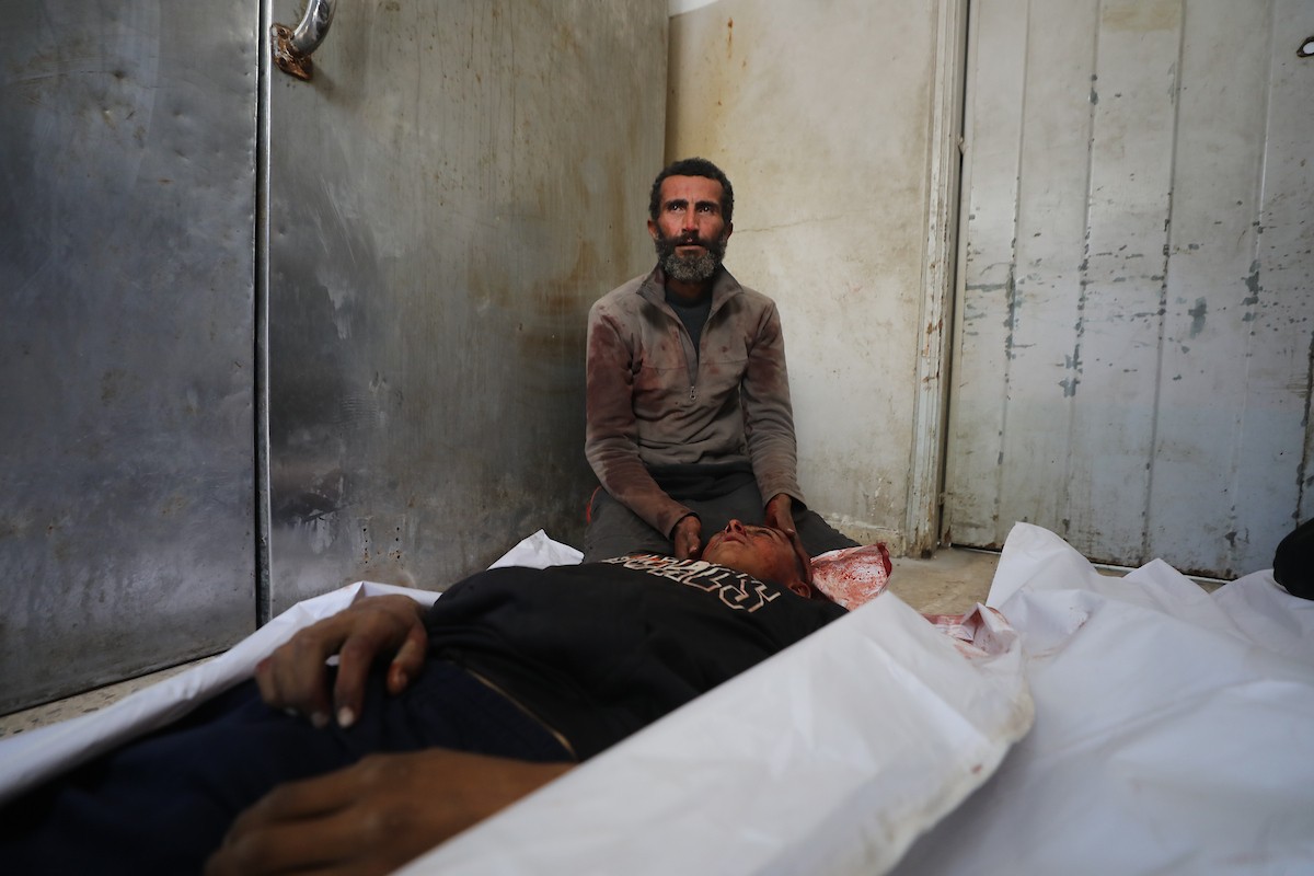 حضر أقارب شاب فلسطيني، قُتل بنيران الجيش الإسرائيلي، مراسم الدفن التي أقيمت في مستشفى الشفاء بمدينة غزة، في 24 يناير/كانون الثاني 2026. (صورة: عمر أشتوي)