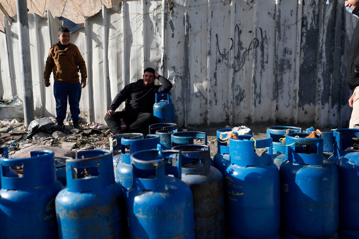اصطفّ المواطنون في طوابير طويلة أمام محطات تعبئة الغاز في الخليل، وسط مخاوف من تفاقم أزمة نقص الغاز في الضفة الغربية،، 25 يناير/كانون الثاني 2026. صورة: مأمون وزواز