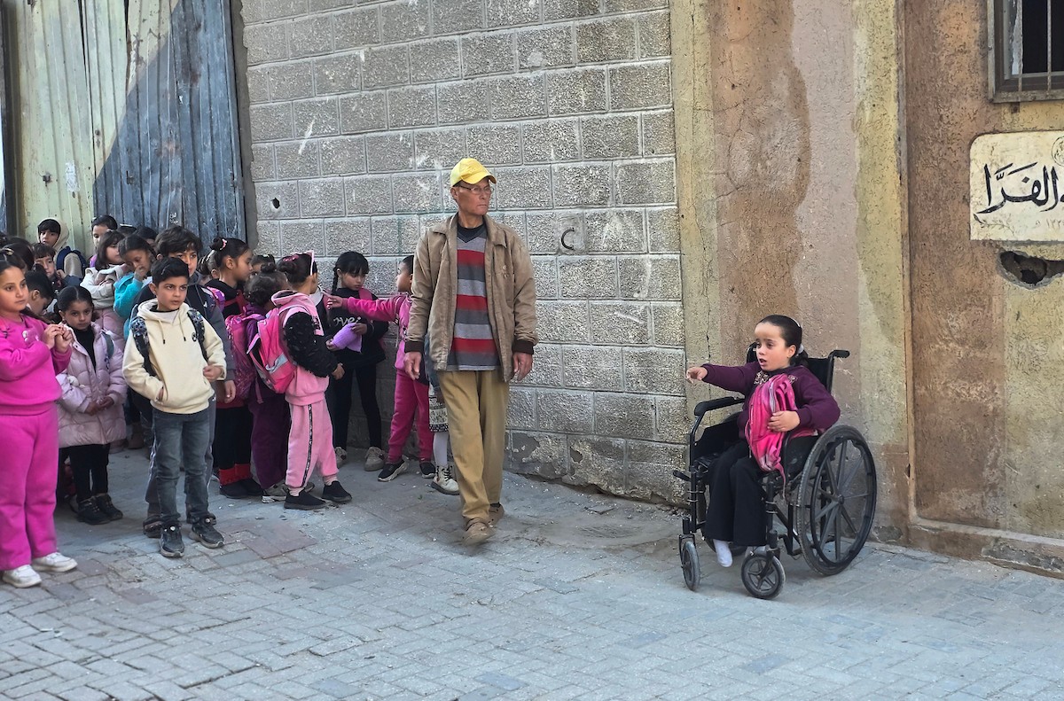 يتلقى الأطفال تعليمهم في أحد المراكز التعليمية بمدينة خان يونس جنوب قطاع غزة وسط مخاوف مستمرة من الغارات الإسرائيلية، نظرًا لموقعها القريب من 