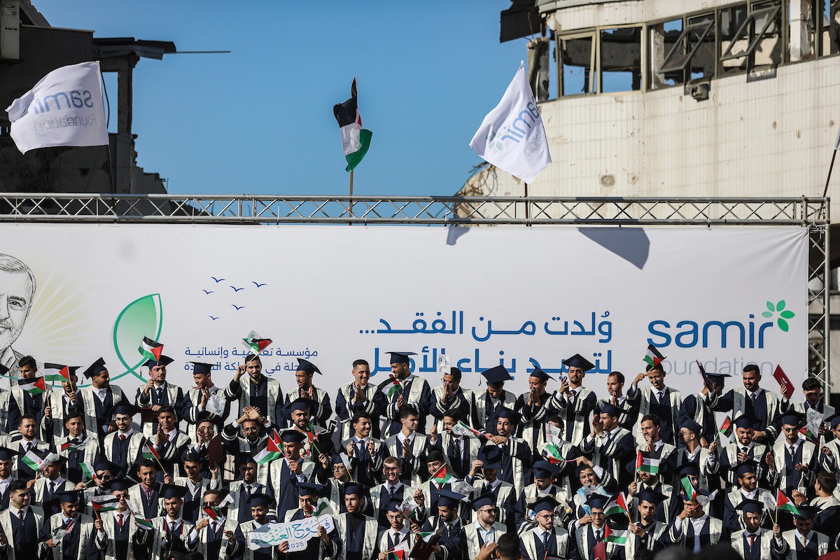 حفل تخرج لـ ٢٣٠ طالبًا وطالبةً في كلية الطب بمجمع الشفاء الطبي (مستشفى الشفاء)، الذي تضرر بشدة جراء الهجمات العسكرية الإسرائيلية على مدينة غزة في ٣ يناير/كانون الثاني ٢٠٢٦. صورة: عمر أشتوي