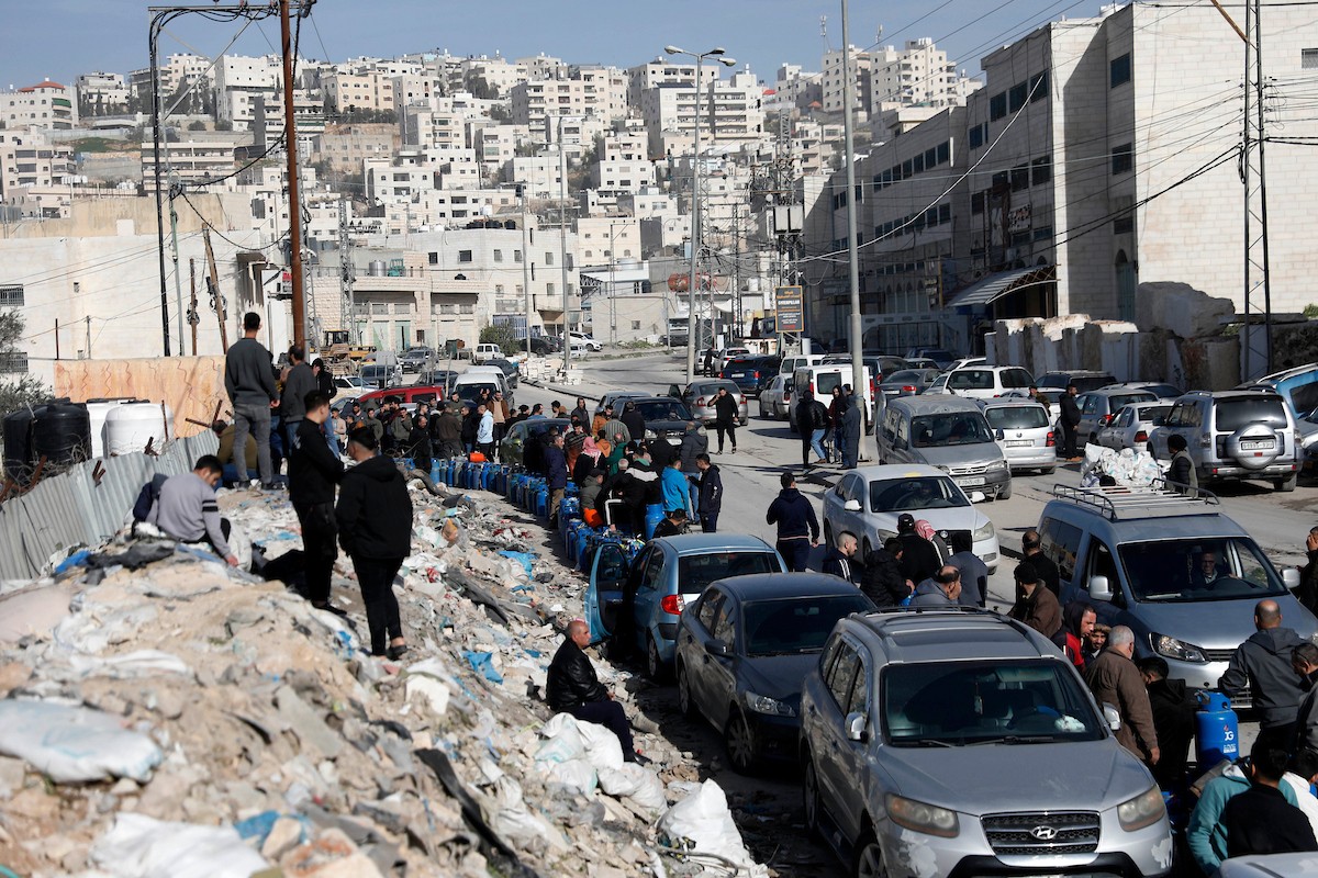 اصطفّ المواطنون في طوابير طويلة أمام محطات تعبئة الغاز في الخليل، وسط مخاوف من تفاقم أزمة نقص الغاز في الضفة الغربية،، 25 يناير/كانون الثاني 2026. صورة: مأمون وزواز