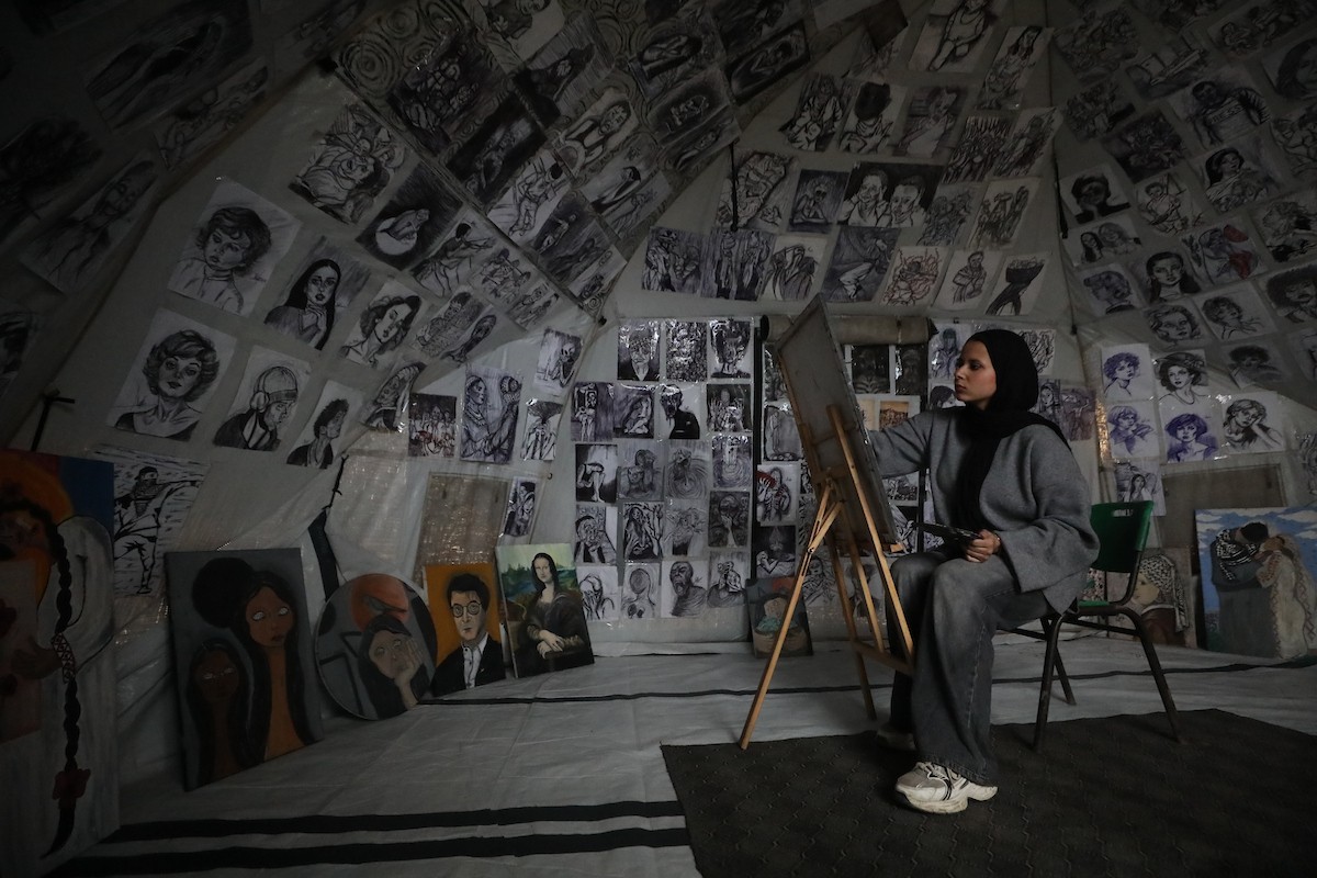 الفلسطينية مرَح خالد الزعانين (18 عاما) تحول خيمة نزوحها في مدينة غزة إلى معرض فني، 28 يناير/كانون الثاني 2026. تصوير: عمر أشتوي