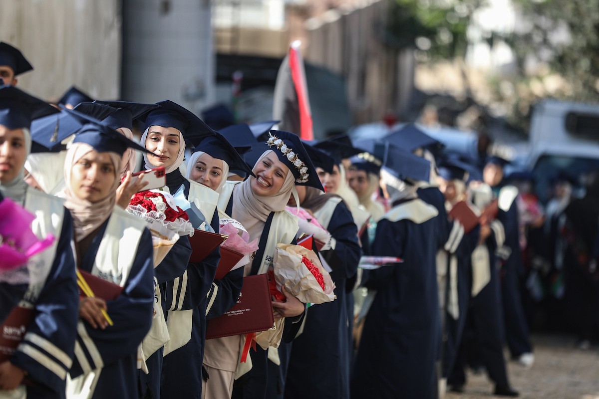 حفل تخرج لـ ٢٣٠ طالبًا وطالبةً في كلية الطب بمجمع الشفاء الطبي (مستشفى الشفاء)، الذي تضرر بشدة جراء الهجمات العسكرية الإسرائيلية على مدينة غزة في ٣ يناير/كانون الثاني ٢٠٢٦. صورة: عمر أشتوي