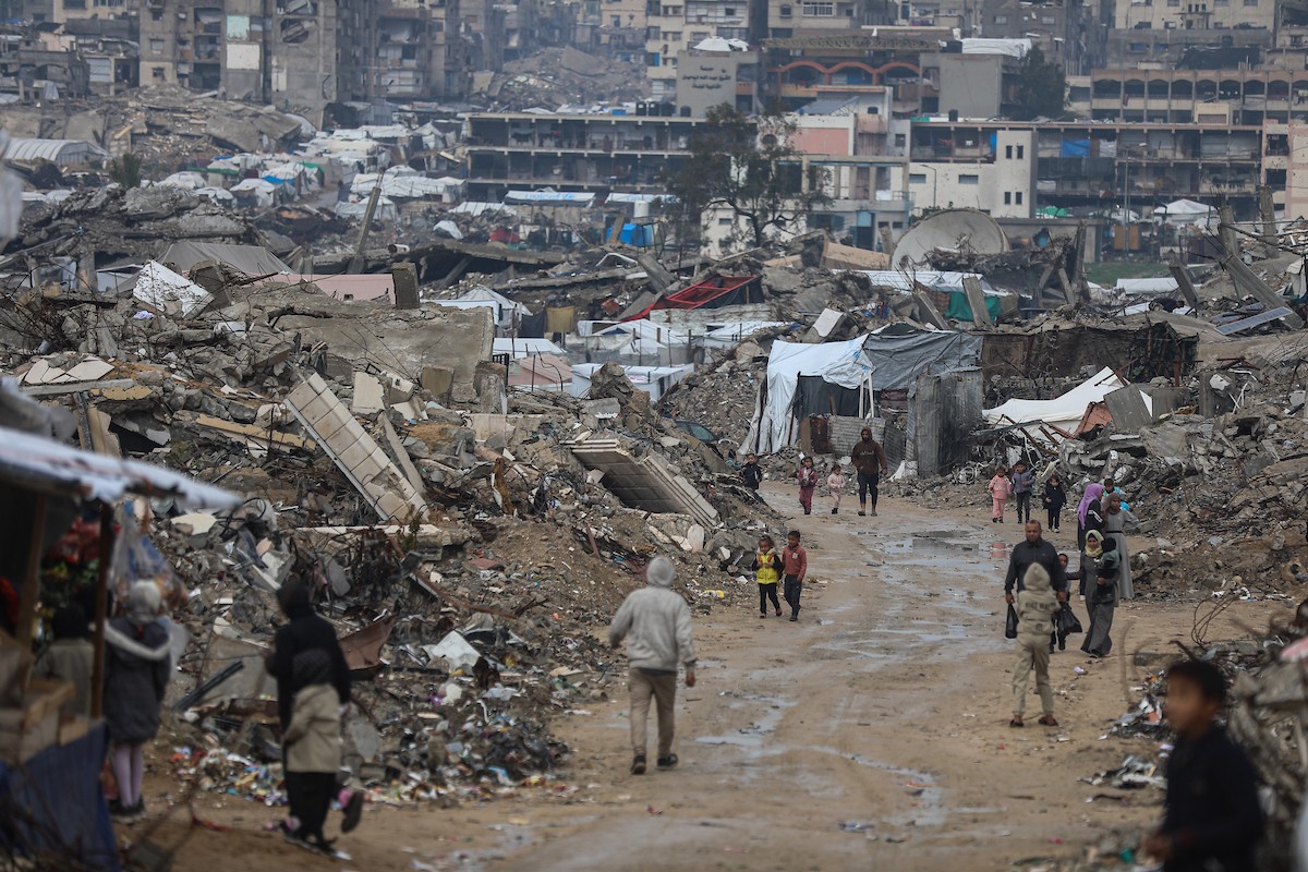 يواصل الفلسطينيون النازحون، الذين لجأوا إلى خيام مؤقتة ومدارس أو منازل متضررة بشدة، حياتهم وسط الأزمة الإنسانية المستمرة الناجمة عن الحصار الإسرائيلي في مخيم جباليا، شمال قطاع غزة، في 18 يناير/كانون الثاني 2026. صورة: عمر أشتوي