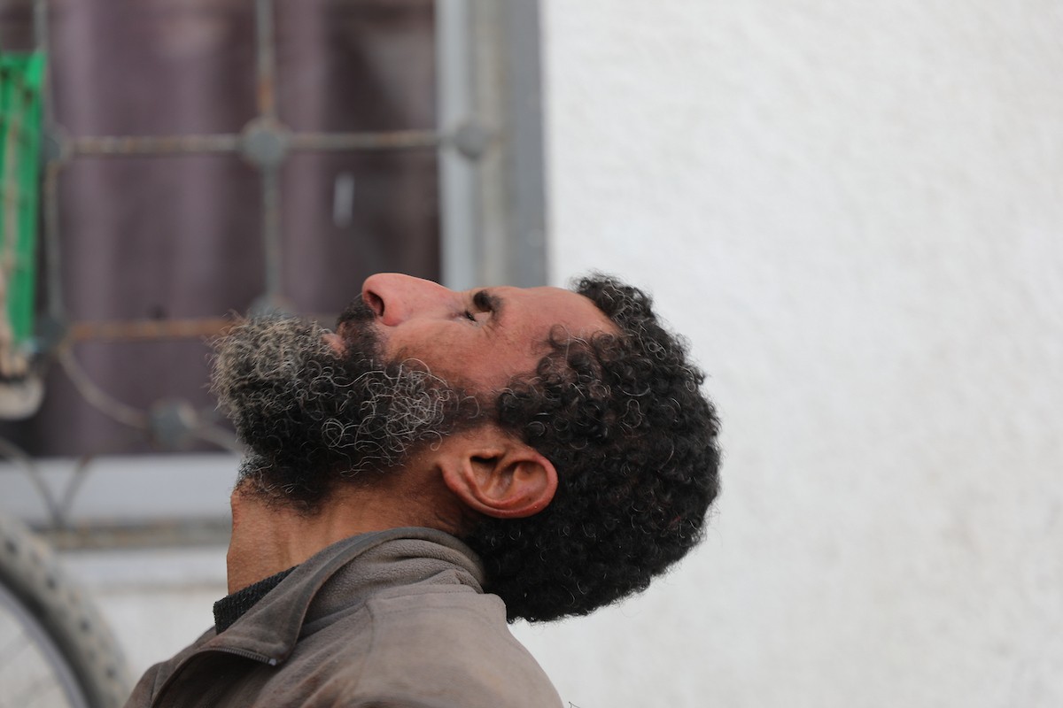 حضر أقارب شاب فلسطيني، قُتل بنيران الجيش الإسرائيلي، مراسم الدفن التي أقيمت في مستشفى الشفاء بمدينة غزة، في 24 يناير/كانون الثاني 2026. (صورة: عمر أشتوي)