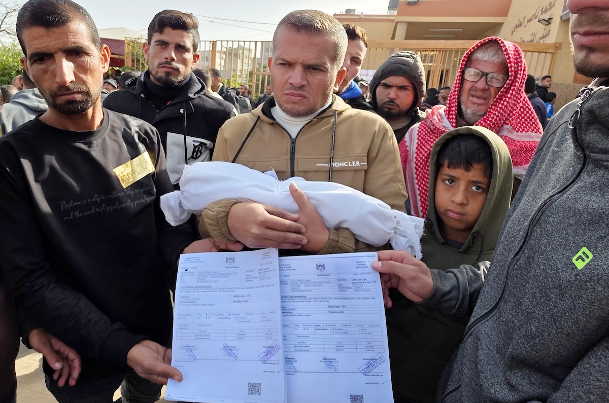 ينعى الفلسطينيون جثمان الطفلة سجود عليان في مجمع ناصر الطبي بمدينة خان يونس، جنوب قطاع غزة، في 24 يناير/كانون الثاني 2026، بعد سبعة أيام من ولادتها. (صورة: طارق محمد/وكالة الأنباء الفلسطينية)