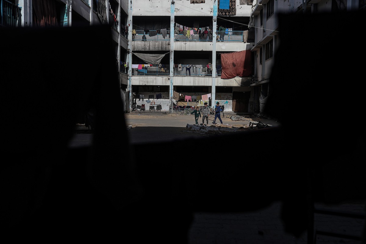 عائلات فلسطينية نزحت جراء الهجمات الإسرائيلية منذ 7 أكتوبر/تشرين الأول 2023، تأوي إلى مدرسة تابعة لوكالة الأونروا في حي تل الهوى بمدينة غزة. 26 يناير/كانون الثاني 2026، بعدسة عمر أشتوي