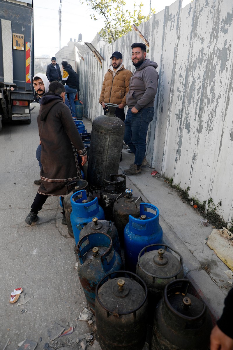 اصطفّ المواطنون في طوابير طويلة أمام محطات تعبئة الغاز في الخليل، وسط مخاوف من تفاقم أزمة نقص الغاز في الضفة الغربية،، 25 يناير/كانون الثاني 2026. صورة: مأمون وزواز