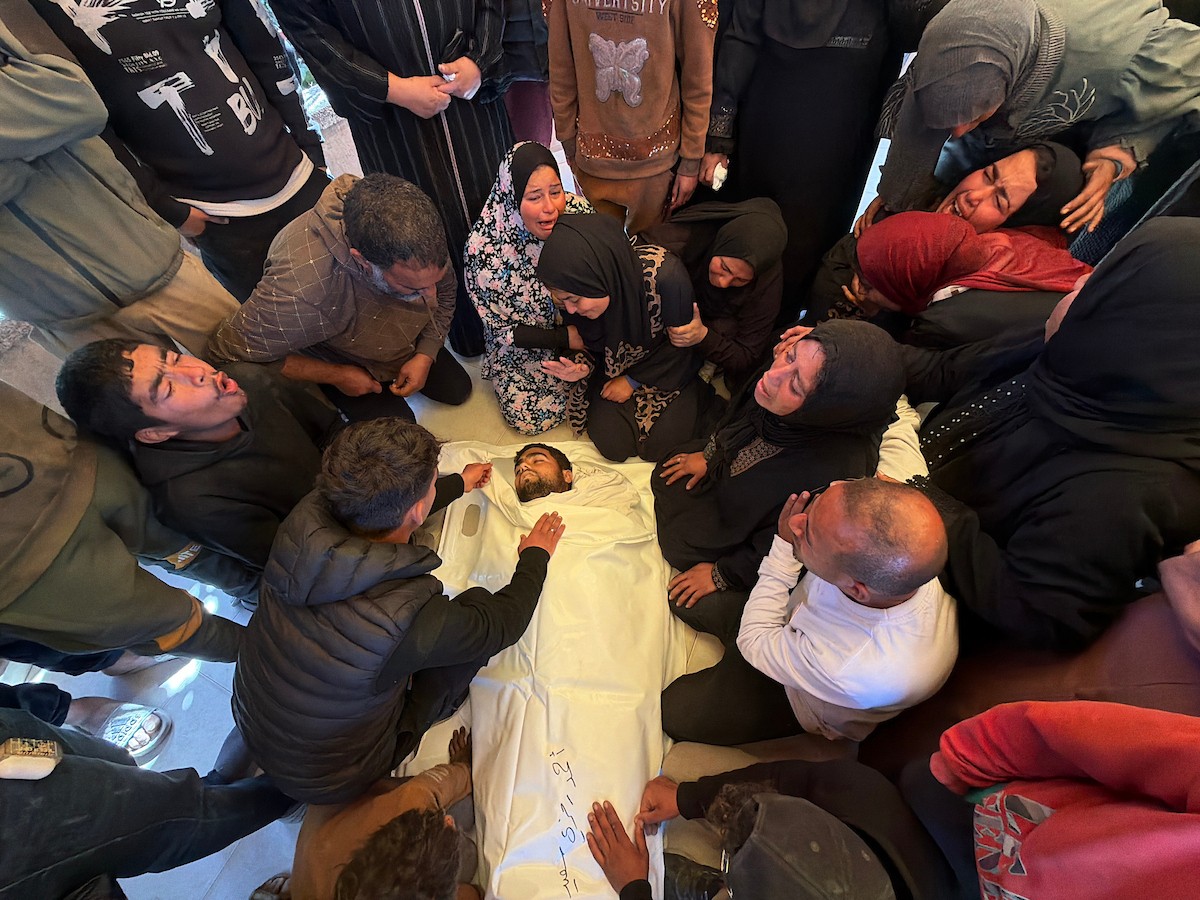 فلسطينيون يودعون جثمان أحمد بربخ، 32 عاماً، في مجمع ناصر الطبي بخان يونس، بعد أن استشهد برصاص القوات الإسرائيلية في وسط خان يونس، جنوب قطاع غزة. 29 يناير/كانون الثاني 2026. تصوير: محمد سلامة / (APA Images)