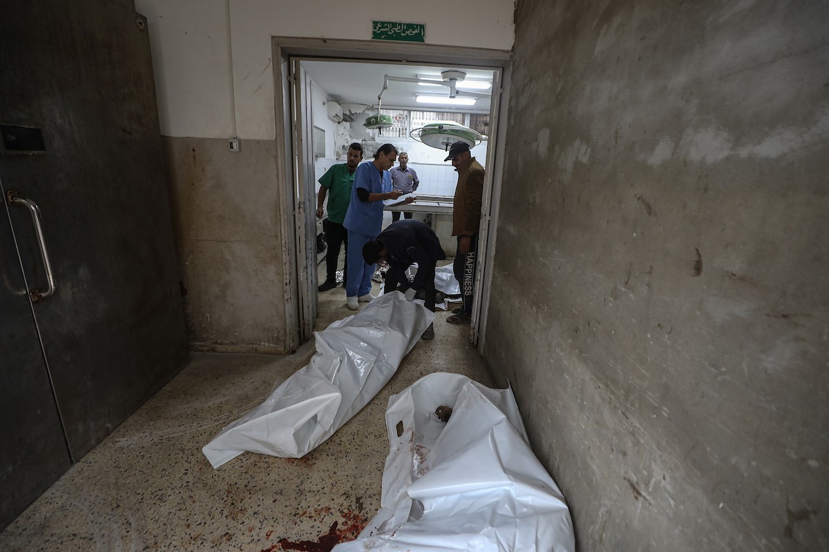 وصلت جثامين أربعة مواطنين إلى مستشفى الشفاء. قُتلوا في هجوم إسرائيلي استهدف مجموعة من المدنيين جنوب حي الزيتون في مدينة غزة. 22 يناير/كانون الثاني 2026 . صورة: عمر أشتوي